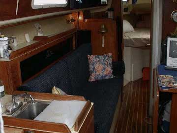Pearson 34, port salon