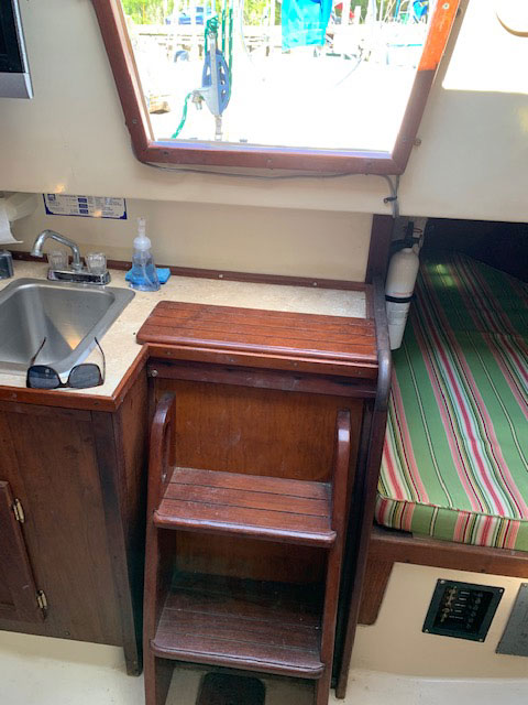 Hunter Cherubini 30, 1977 sailboat