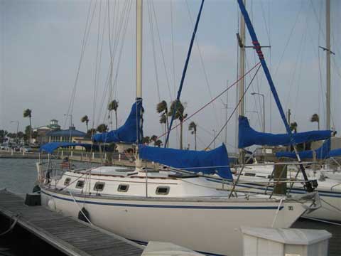Hunter Cherubini 37, 1982 sailboat