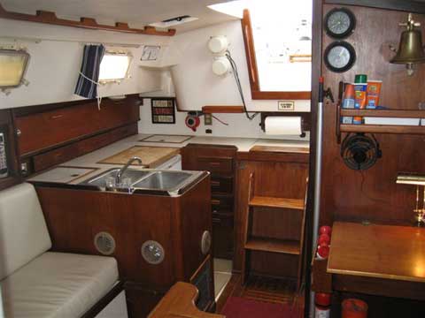 Hunter Cherubini 37, 1982 sailboat