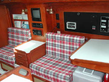 Com-Pac 33 salon